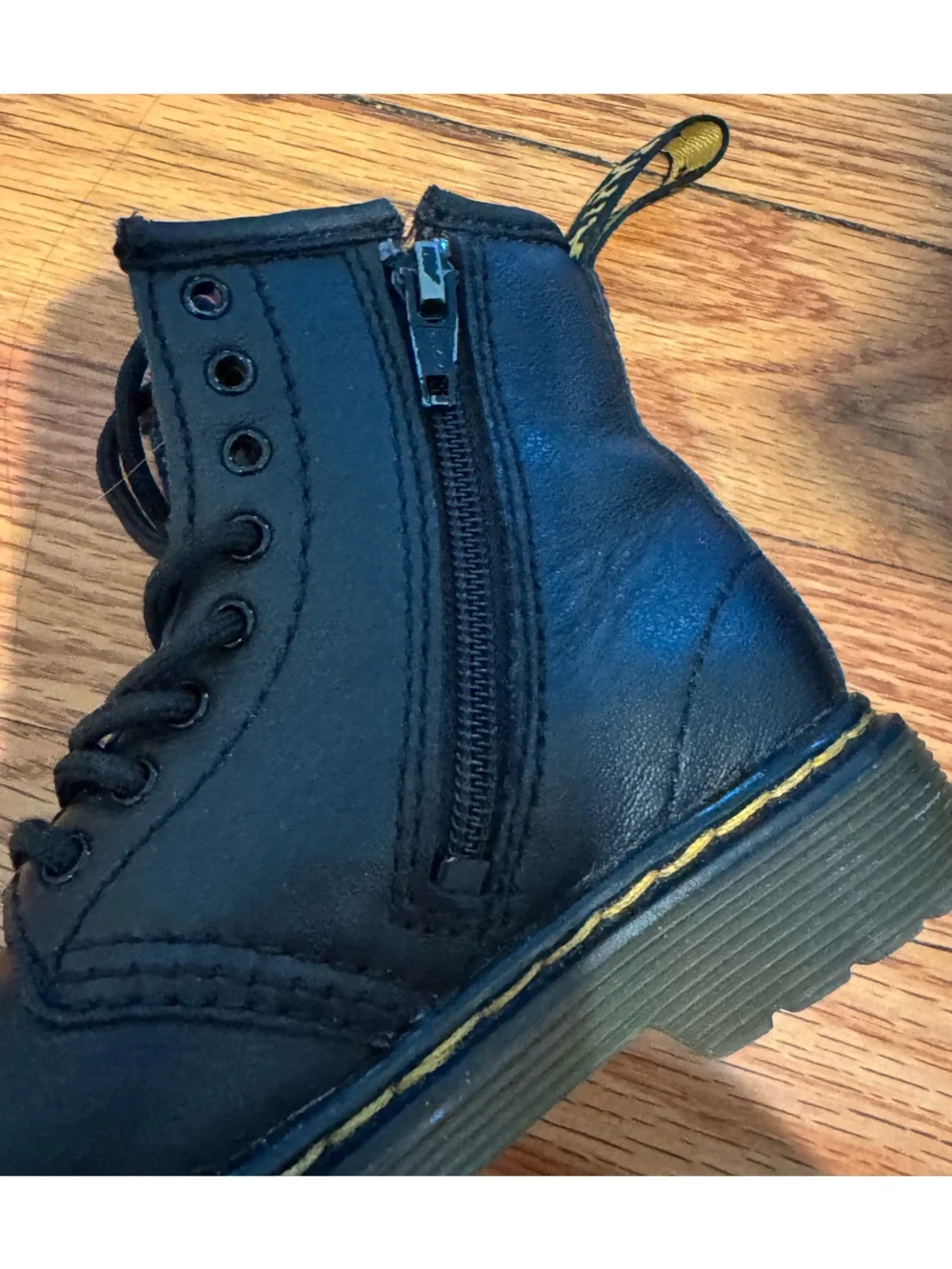 Kids Dr. Martens Black Leather 8-Eye Lace-Up Combat Boots toddler size 7
